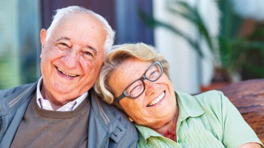 Zwei nette Rentner lächeln in die Kamera