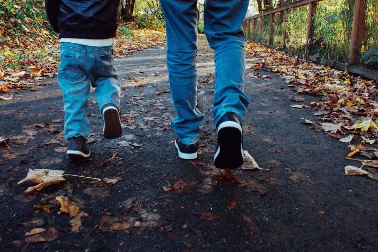 Symbolfoto: Sparziergang durch Herbstlaub