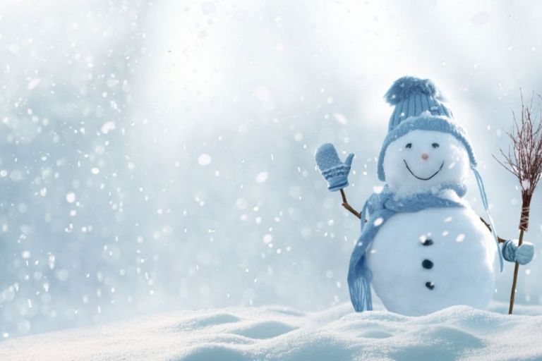 Freundlich winkender Schneemann mit blauer Mütze, Schal und Handschuhen