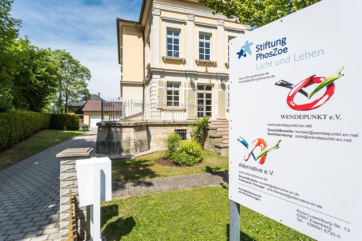 Die Einfahrt zur Geschäftsstelle des Wendepunkt e.V. in Eisenberg. Hier sind außerdem die Geschäftsräume des Alternative e.V. und der Stiftung PhosZoe Licht und Leben untergebracht, die eng mit dem Wendepunkt kooperieren.