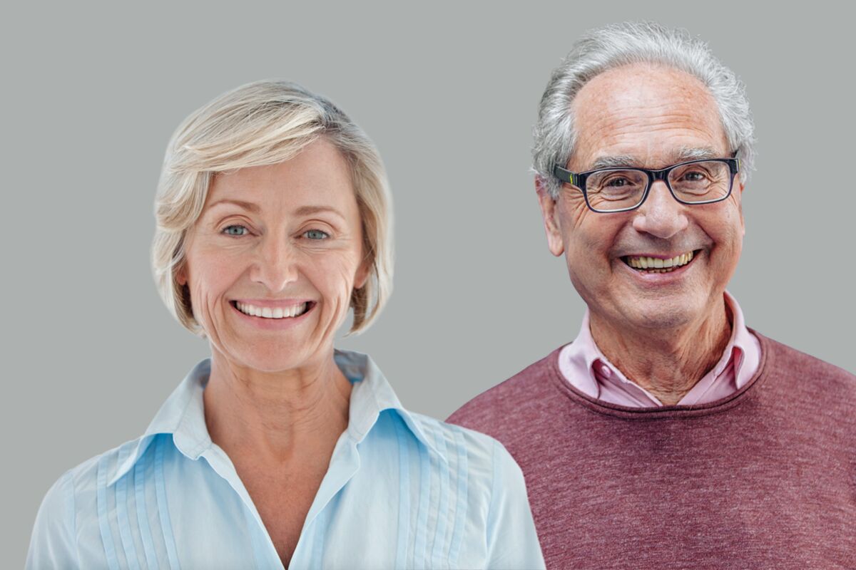 Symbolfoto: Lächelnde Senioren bewerben Jobs für pensionierte Lehrer