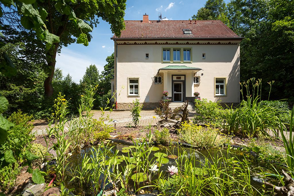 Im Syltenhaus, dem ehemaligen Wohnhaus der Familie Werner Sylten, lebt  eine Wohngruppe. Der Pfarrer war Anfang des 20. Jahrhunderts mit seinen reformpädagogischen Ansätzen seiner Zeit weit voraus.