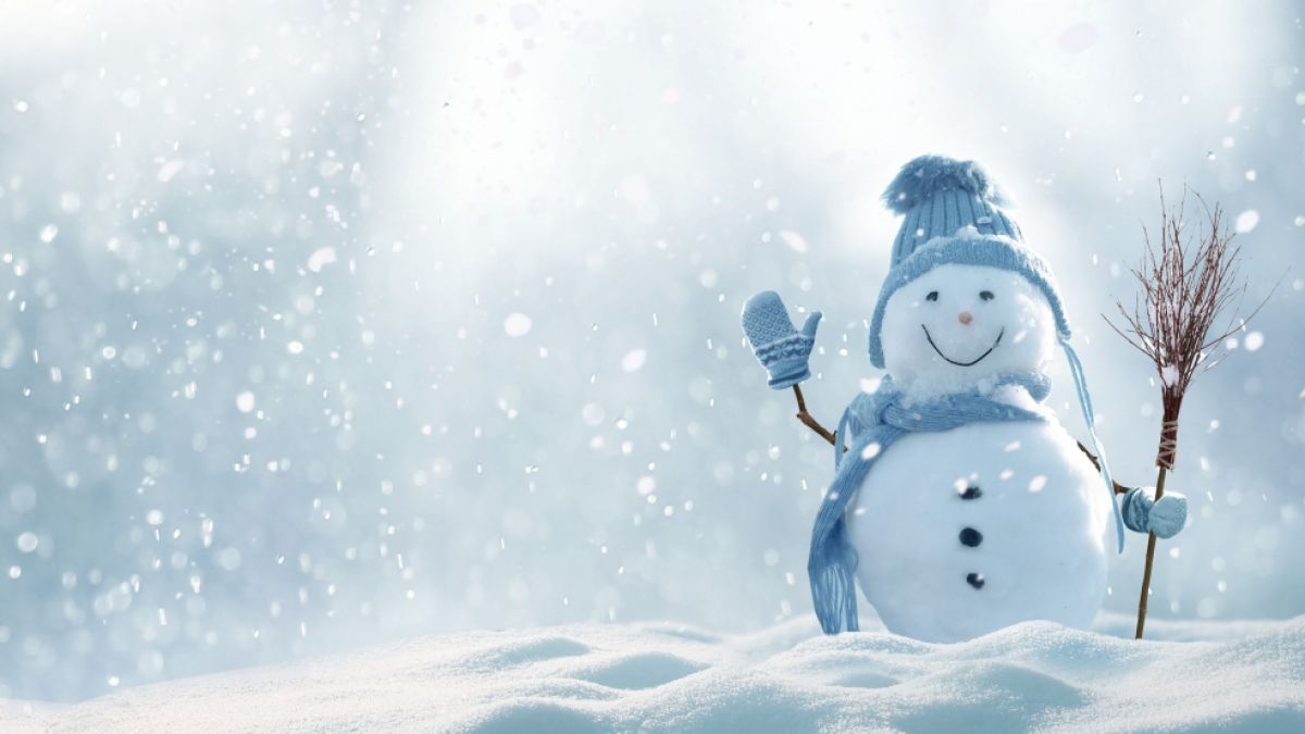 Freundlich winkender Schneemann mit blauer Mütze, Schal und Handschuhen