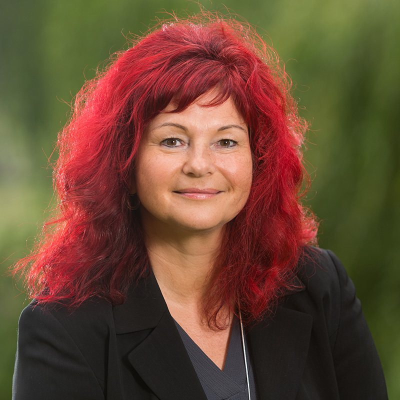 Jana Schenker ist die Einrichtungsleiterin des Jugendhilfezentrums Wolfersdorf. Sie trägt lange rote Haare und wirkt sehr offen und sympathisch.