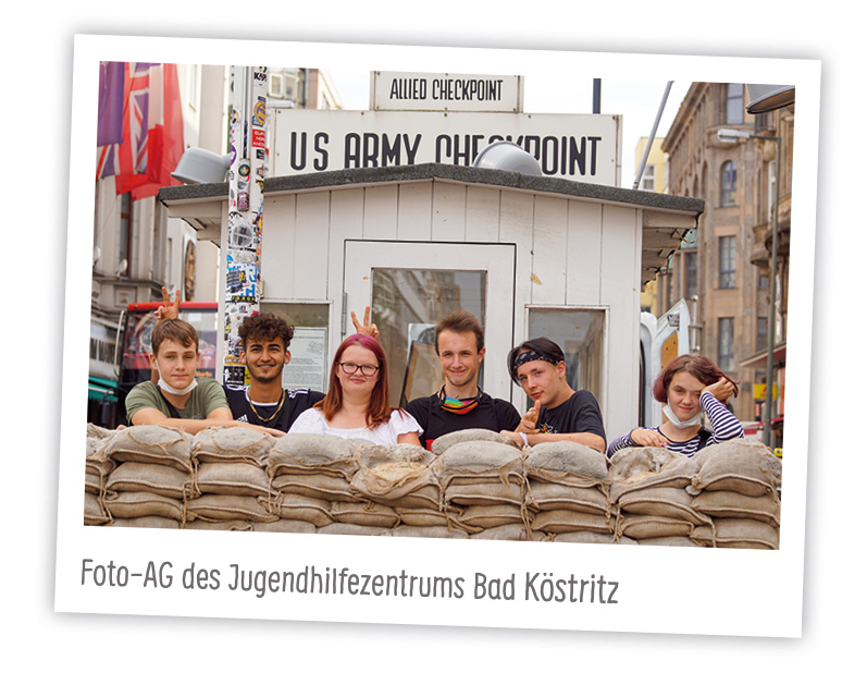 Sechs Teilnehmer der Foto-AG am Checkpoint Charlie in Berlin