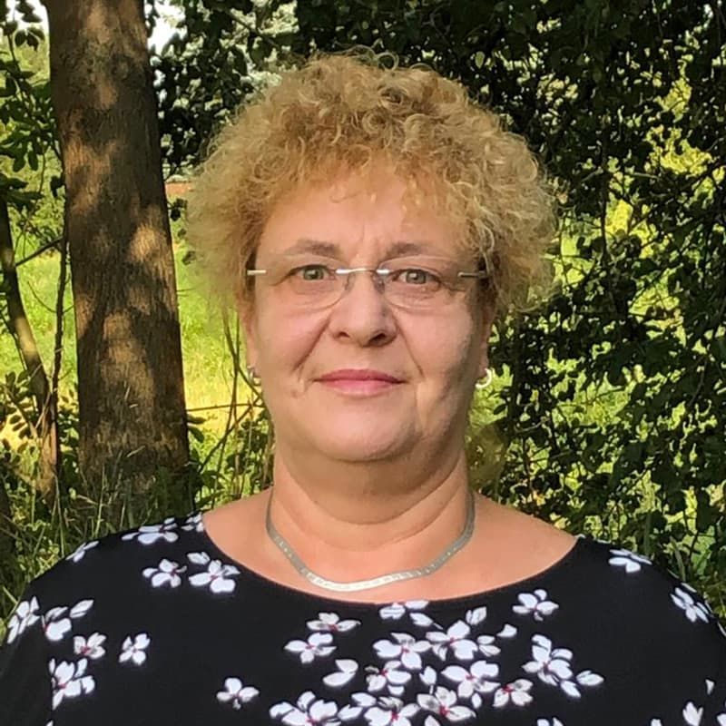Katrin Weise, Teamleiterin Kinderhaus „Am Wald“ St. Gangloff Katrin Weise, Teamleiterin im Kinderhaus „Am Wald“ St. Gangloff lächelt freundlich in die Kamera