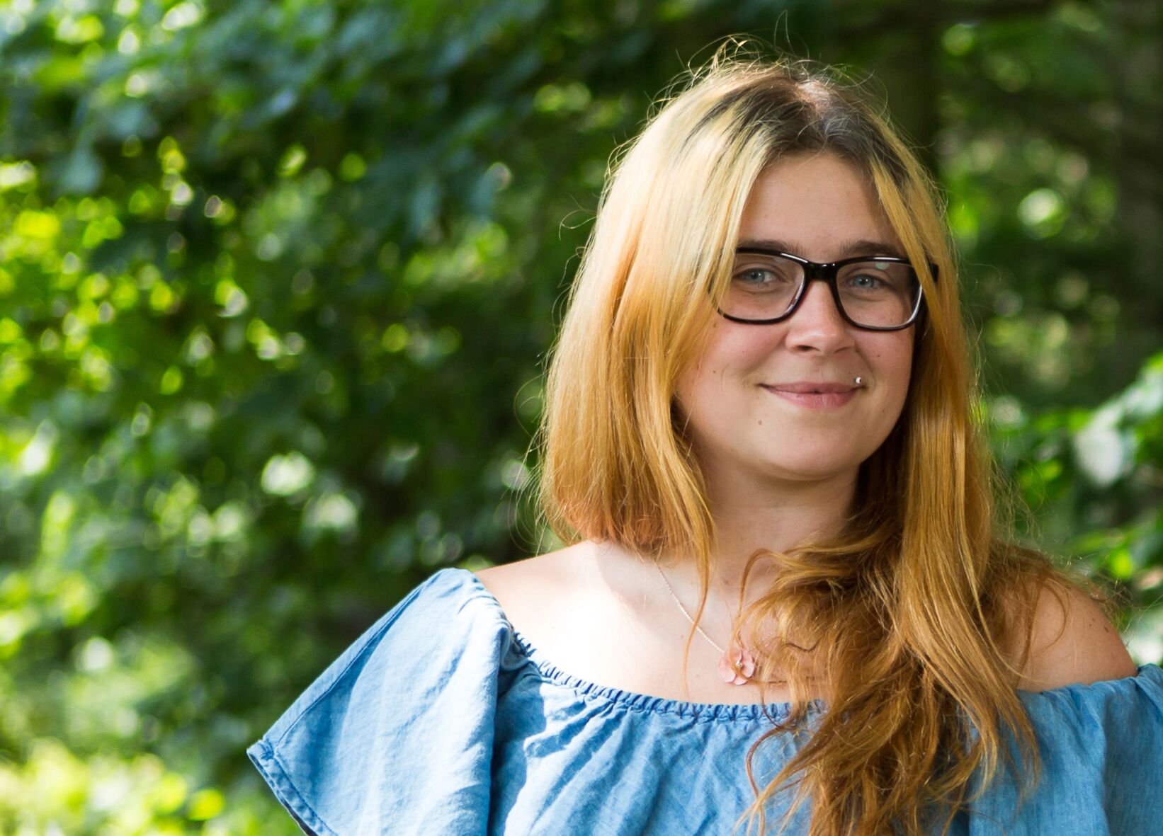 Studentin des Studiengangs Soziale Arbeit lächelt in die Kamera