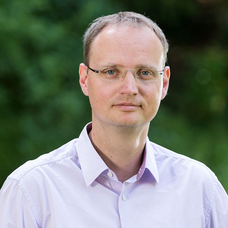 Christian Lippmann, stellvertretender Geschäftsführer des WENDEPUNKT e.V. und Einrichtungsleiter Jugendhilfezentrum Bad Köstritz Porträt: Christian Lippmann in Hemd und mit randloser Brille lächelt in die Kamera